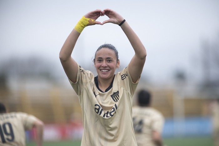 Tatiana Magallanes, de Peñarol, tras converir el gol a Liverpool, el 17 de agosto en el estadio Cr. José Pedro Damiani · Foto: Alessandro Maradei