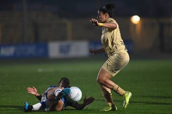 María García, de Liverpool, y Jemina Rolfo, de Peñarol, el 17 de agosto, en el estadio  Cr. José Pedro Damiani · Foto: Alessandro Maradei