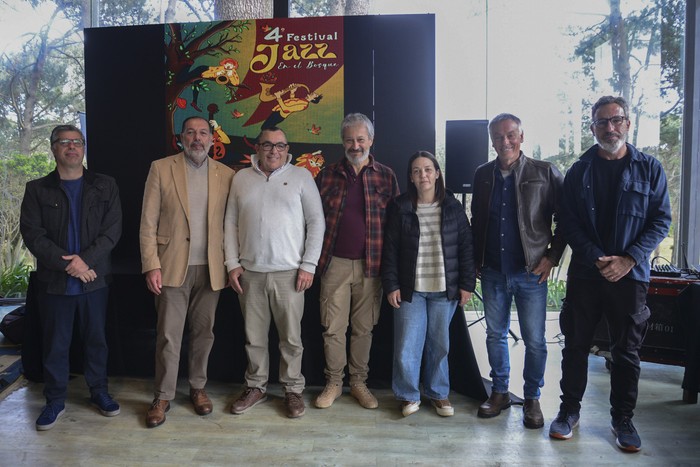 Valentín Trujillo, Jorge Céspedes, Juan Carlos Tonna, Alfonso Di Paulo, Daniela González, Fernando Niggemeyer y Álvaro Villegas, durante el lanzamiento de Jazz en el bosque. · Foto: Natalia Ayala