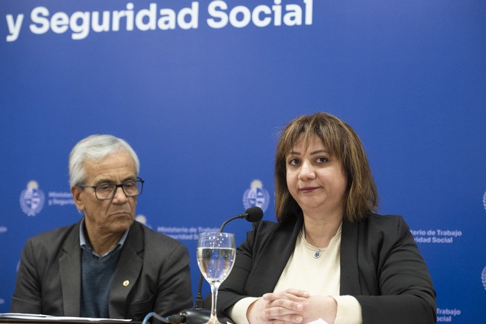 El ministro de trabajo y seguridad social, Juan Castillo y la presidenta del Sindicato Único de Trabajadoras Domésticas, Laura Rivero durante el acto en la sede del ministerio. · Foto: Alessandro Maradei