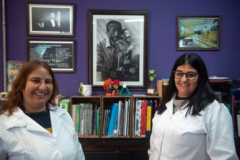 Denise Hernández y Adriana Suárez, el 20 de agosto, en la Escuela 157. · Foto: Gianni Schiaffarino