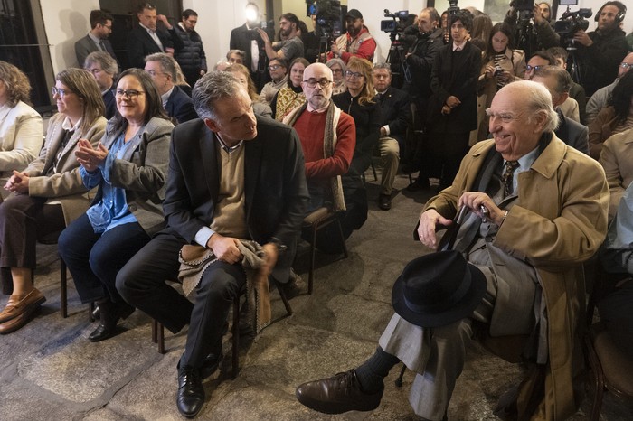 Yamandú Orsi y Julio María Sanguinetti, el 20 de agosto, durante la presentación de la Comisión del Bicentenario, en el Museo Histórico Nacional. · Foto: Alessandro Maradei