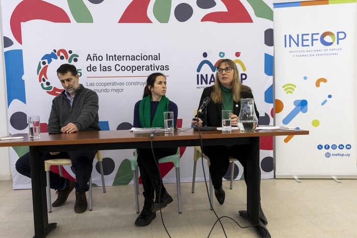 Agustín Guerra, Inés Sallanes y Silvana Avondet, el 21 de agosto en la sede de Inacoop. · Foto: Rodrigo Viera Amaral