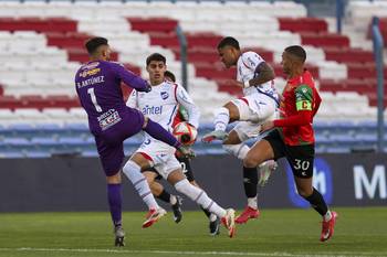 Bruno Antúnez, arquero, de Boston River; Lucas Villalba, de Nacional; Juan Cruz de los Santos, de Nacional, y Martín González, de Boston River, el 23 de agosto, en el estadio Gran Parque Central. · Foto: Rodrigo Viera Amaral