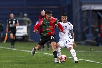 Baltasar Barcia, de Boston River, y Juan Patiño, de Nacional, por la cuarta fecha del Torneo Clausura del Campeonato Uruguayo 2025, en el Gran Parque Central. · Foto: Rodrigo Viera Amaral