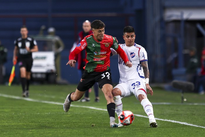 Baltasar Barcia, de Boston River, y Juan Patiño, de Nacional, por la cuarta fecha del Torneo Clausura del Campeonato Uruguayo 2025, en el Gran Parque Central. · Foto: Rodrigo Viera Amaral