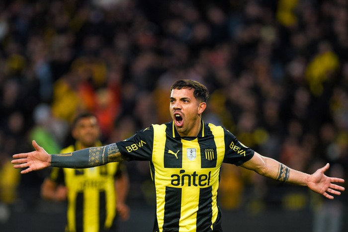 David Terans, de Peñarol, tras convertir el primer gol a River Plate, el 24 de agosto, en el estadio Campeón del Siglo. · Foto: Gianni Schiaffarino