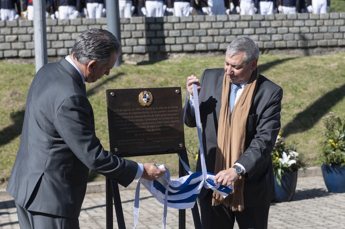 Yamandú Orsi y Carlos Enciso, el 25 de agosto, durante el acto conmemorativo de la Declaratoria de la Independencia, en Florida. · Foto: Alessandro Maradei Yamandú Orsi y Carlos Enciso, el 25 de agosto, durante el acto conmemorativo de la Declaratoria de la Independencia, en Florida. · Foto: Alessandro Maradei