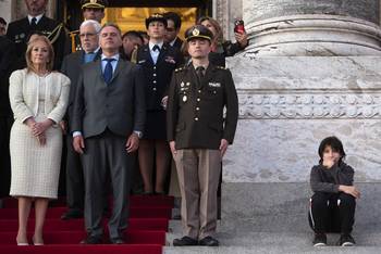 Carolina Cosse y Yamandú Orsi durante la ceremonia en las escalinatas del Palacio Legislativo. · Foto: Gianni Schiaffarino