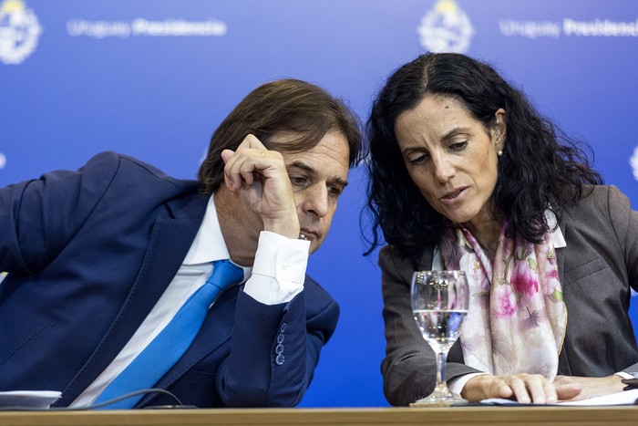 Luis Lacalle Pou y Azucena Arbeleche, durante una conferencia de prensa en la Torre Ejecutiva, en Montevideo (archivo, 2020). · Foto: Ernesto Ryan