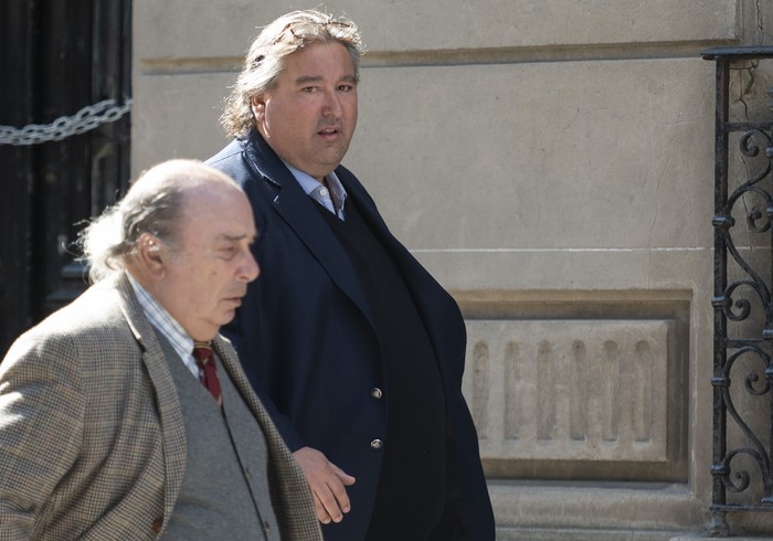 El abogado Gonzalo Fernández y Fernando Ucha, a su llegada al juzgado de Juan Carlos Gómez. · Foto: Alessandro Maradei