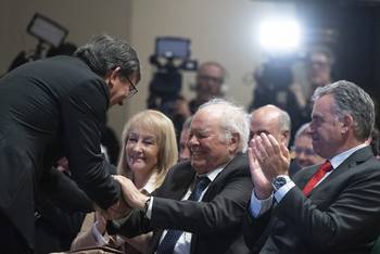 Julio Fernández Techera, Carolina Cosse, Enrique Iglesias y Yamandú Orsi, durante la ceremonia de distinción doctor Honoris Causa a Iglesias, en en el Aula Magna del Edificio Sacré-Cœur de la Universidad Católica del Uruguay. · Foto: Gianni Schiaffarino