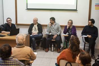 Nicolás Sarauz, José Ciganda, Pablo Álvarez, Erika Hoffmann y Facundo Franco el 27 de agosto, durante la charla sobre el trabajo de tesis de Nicolás Sarauz: “Televisión abierta de servicio público, diversidad y pluralidad: la presencia de sectores populares y minorías en TV Ciudad", en la FIC. · Foto: Alessandro Maradei