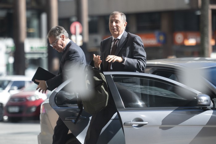 Martín Vallcorba y Gabriel Oddone, a la llegada a Torre Ejecutiva. · Foto: Alessandro Maradei
