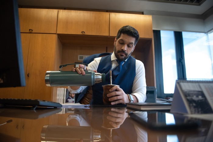 Andrés Ojeda en su despacho del Anexo del Palacio Legislativo (archivo). · Foto: Gianni Schiaffarino