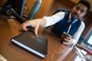 Andrés Ojeda en su despacho, el 28 de agosto, en el Parlamento. · Foto: Gianni Schiaffarino