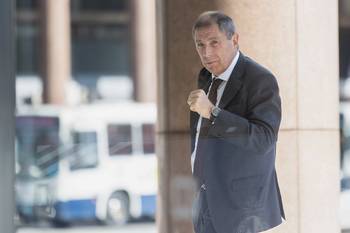 Gabriel Oddone, el 28 de agosto, ingresando a la Torre Ejecutiva, en Montevideo. · Foto: Alessandro Maradei