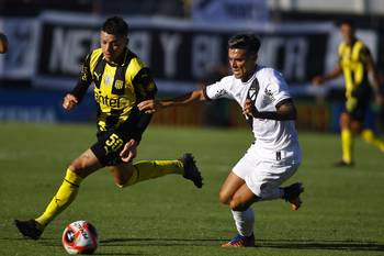Diego García, de Peñarol y Facundo Ezequiel González Muslera, de Danubio, el 5 de abril en el Estadio María Mincheff de Lazaroff, en Montevideo. · Foto: Ernesto Ryan, Agencia Gamba