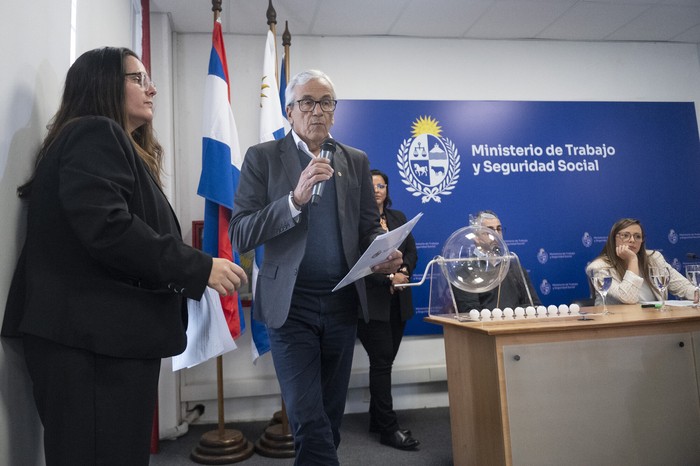 Juan Castillo, durante el sorteo de Uruguay Impulsa, el 29 de agosto, en el MTSS. · Foto: Alessandro Maradei