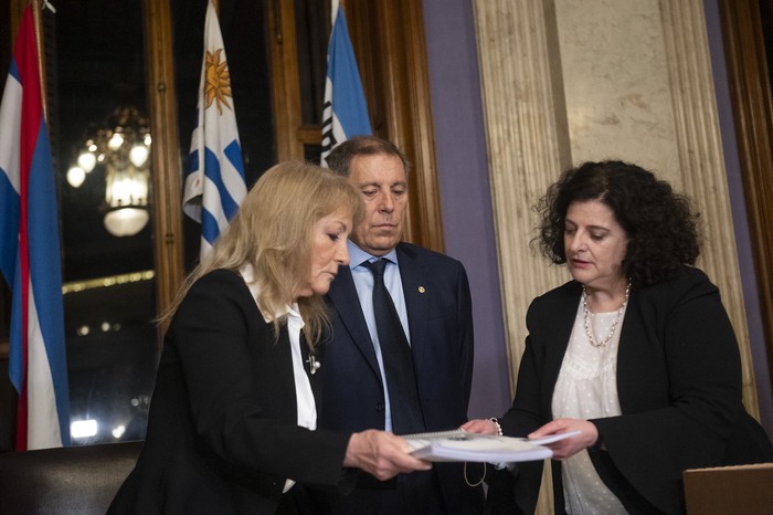 Carolina Cosse, Gabriel Oddone, Adriana Arosteguiberry, el 31 de agosto , en el Parlamento. · Foto: Alessandro Maradei