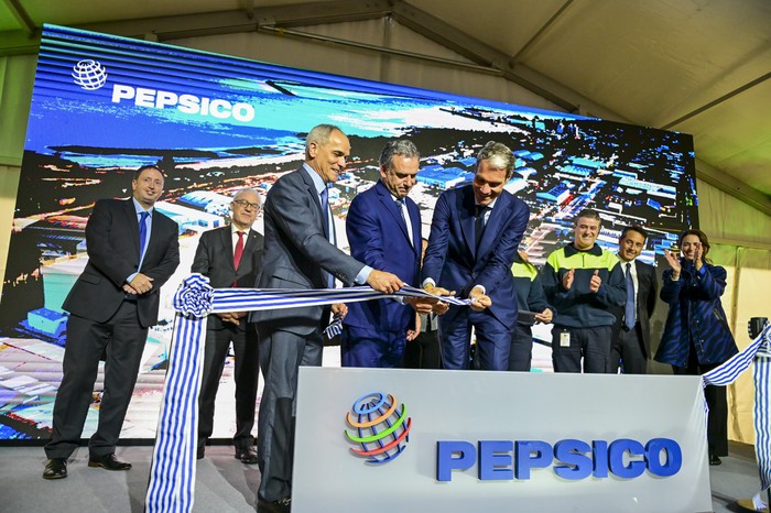 Martín Chacín, gerente general de Pepsico, Yamandú Orsi y Eugene Willemsen, CEO International Beverages de Pepsico, durante el corte de cinta en la inauguración del nuevo centro de almacenamiento de Pepsi en su planta de concentrados de Colonia. · Foto: Ignacio Dotti