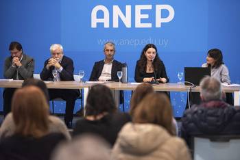 Mauricio Fuentes, Gabriel Rossi, Pablo Caggiani, Eugenia Godoy y Jessica Ramírez durante la presentación de la Encuesta Nacional sobre Consumo de Drogas en Estudiantes de Enseñanza Media. · Foto: Gianni Schiaffarino