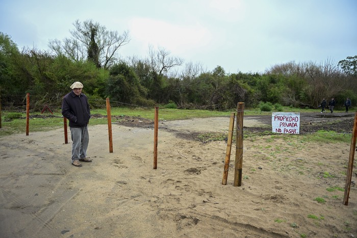 Portera colocada en camino público a la playa de Boca del Rosario. (Archivo, setiembre de 2025). · Foto: Ignacio Dotti