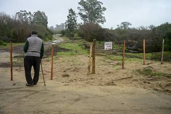 Portera colocada en un camino público a la playa de Boca del Rosario, el 1º de setiembre. · Foto: Ignacio Dotti