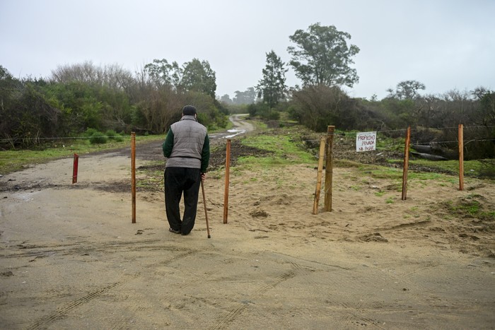 Portera colocada en camino público a la playa de Boca del Rosario, prohibiendo el acceso a la costa (archivo, setiembre de 2025). · Foto: Ignacio Dotti