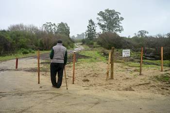 Portera colocada en camino público a la playa de Boca del Rosario, prohibiendo el acceso a la costa. · Foto: Ignacio Dotti