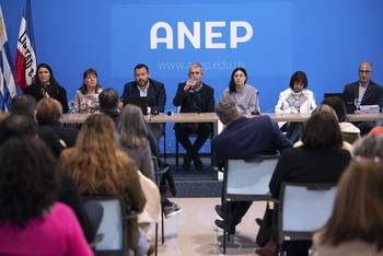 Andrea Iglesias, Leticia Betancor, Gabriel Chavez, Pablo Caggiani, Micaela Melgar, Ana Novo y Mario Corrales, durante la presentación del programa de alimentación en educación media. · Foto: Gianni Schiaffarino
