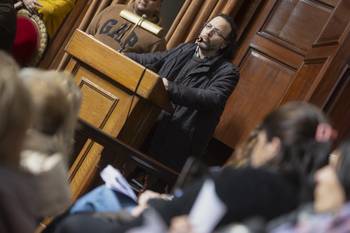 El rector Héctor Cancela durante la asamblea de Affur, en el paraninfo de la Universidad de la República. · Foto: Ernesto Ryan