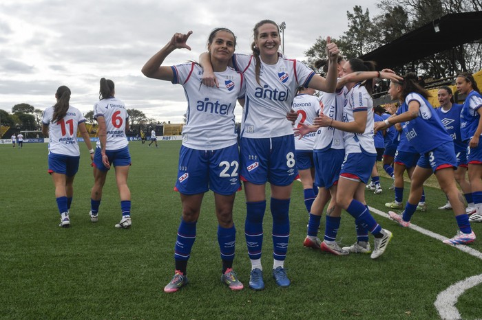 Martha Figueredo y Sofía Oxandabarat, de Nacional, tras el gol de Oxandabarat a Peñarol en la cuarta fecha de la Serie Campeonato (archivo, setiembre de 2025). · Foto: Sandro Pereyra, Agencia Gamba