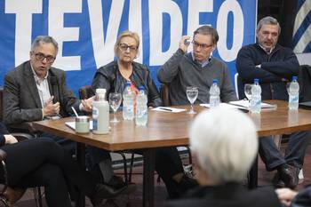 Rodrigo Arim, Liliam Kechichian, Martín Vallcorba y  Mario Bergara, el 10 de setiembre, en la sede de Fuerza Renovadora. · Foto: Alessandro Maradei