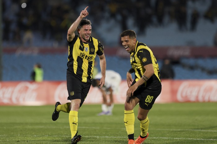 Lucas Hernández, festeja con David Terans, de Peñarol, tras convertir el segundo gol de su equipo frente a Liverpool, el 10 de setiembre, en el estadio Centenario. · Foto: Rodrigo Viera Amaral