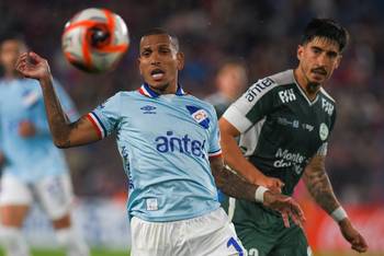 Rómulo Otero, de Nacional, y Juan Manuel Ramos, de Plaza Colonia, el 11 de setiembre, durante los octavos de final de la Copa Uruguay, en el Gran Parque Central. · Foto: Gianni Schiaffarino