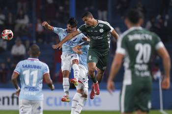 Lucas Rodríguez, de Nacional, y Alex Bruno, de Plaza Colonia, durante los octavos de final de la Copa Uruguay, el 11 de setiembre, en el Gran Parque Central. · Foto: Gianni Schiaffarino