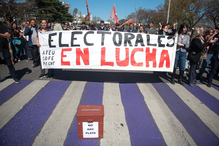 Movilización de La Asociación de Funcionarios Electorales del Uruguay (AFEU), fuera del Palacio legislativo (archivo, setiembre de 2025). · Foto: Gianni Schiaffarino