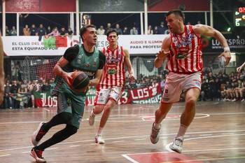 Xavier Couste, de Verdirrojo, y Agustín Zuvich, de Larrañaga, en el gimnasio de Verdirrojo. · Foto: Rodrigo Viera Amaral