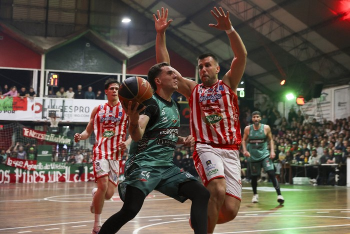 Xavier Couste, de Verdirrojo, y Agustín Zuvich, de Larrañaga, el 12 de setiembre, en la cancha de Verdirrojo. · Foto: Rodrigo Viera Amaral