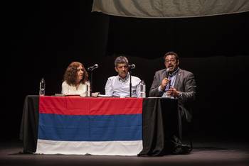 Constanza Moreira, Jorge Polgar y Alejandro Sánchez, el 13 de setiembre, durante el conversatorio “Hablemos sobre el presupuesto nacional”, en el teatro El Galpón. · Foto: Diego Vila
