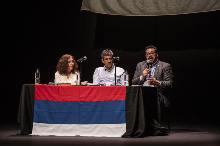 Constanza Moreira, Jorge Polgar y Alejandro Sánchez, este sábado, durante el conversatorio "Hablemos sobre el Presupuesto Nacional" en el teatro El Galpón. · Foto: Diego Vila