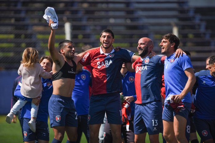 Jugadores de Albion, el 14 de setiembre, en el estadio Luis Franzini. · Foto: Gianni Schiaffarino