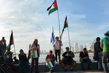 Manifestantes marchan en apoyo por Palestina, el 14 de setiembre, en la rambla de Punta del Este, desde la parada 1 de la Mansa hacia la glorieta. · Foto: Virginia Martínez  Díaz
