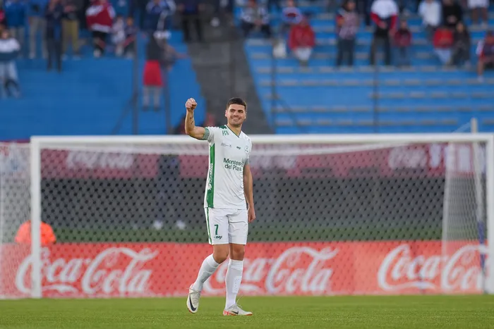 Álvaro López, de Plaza Colonia, tras convertir el primer gol su equipo, durante la septima fecha del Torneo Clausura, en el Estadio Centenario. (archivo, setiembre 2025) · Foto: Ignacio Dotti