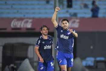 Nicolás Lodeiro y Maximiliano Gómez, el 14 de setiembre, en el estadio Centenario. · Foto: Gianni Schiaffarino