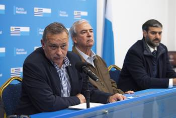Álvaro Delgado, Luis Alberto Heber y Nicolás Martinelli, tras la reunión del Partido Nacional. · Foto: Gianni Schiaffarino