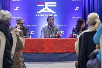 Rodrigo Arim, Fernando Pereira y Blanca Rodríguez durante las charlas sobre el presupuesto, el 16 de agosto, en el club Valle Miñor. · Foto: Rodrigo Viera Amaral