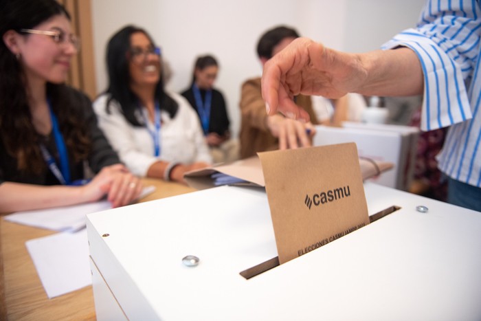 Durante las elecciones en el CASMU, el 17 de setiembre, en la sede Centro Administrativo del CASMU. · Foto: Gianni Schiaffarino