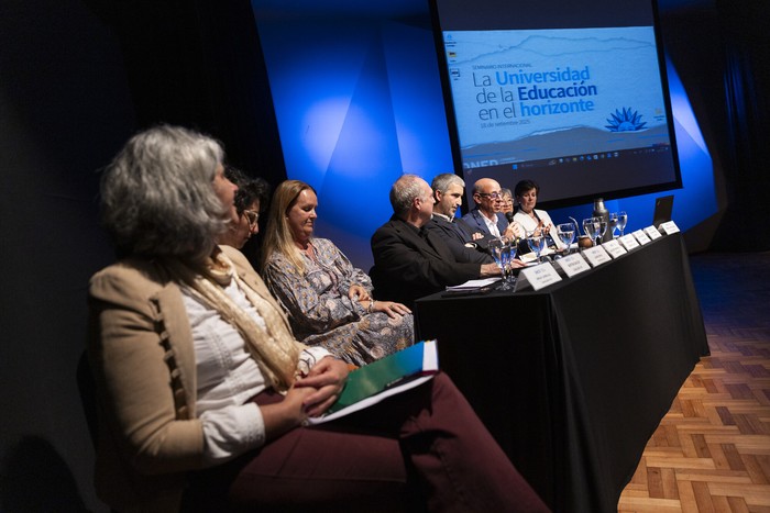Nirian Carbajal, Martina Bailón, Laura Donya, Walter Fernández, Pablo Caggiani, Adrián Cannellotto, Rebecca Castellanos y Rosa María Torres, el 18 de setiembre, en la Biblioteca Nacional. · Foto: Rodrigo Viera Amaral